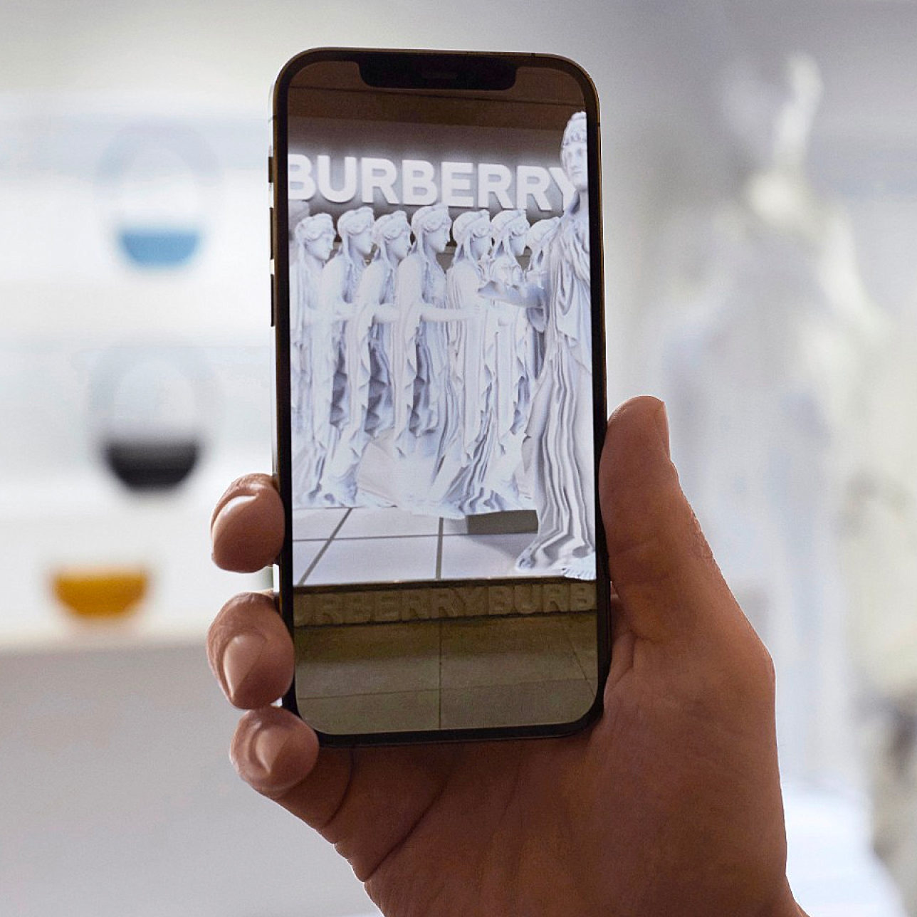 How AR improves the online experience for luxury retailers